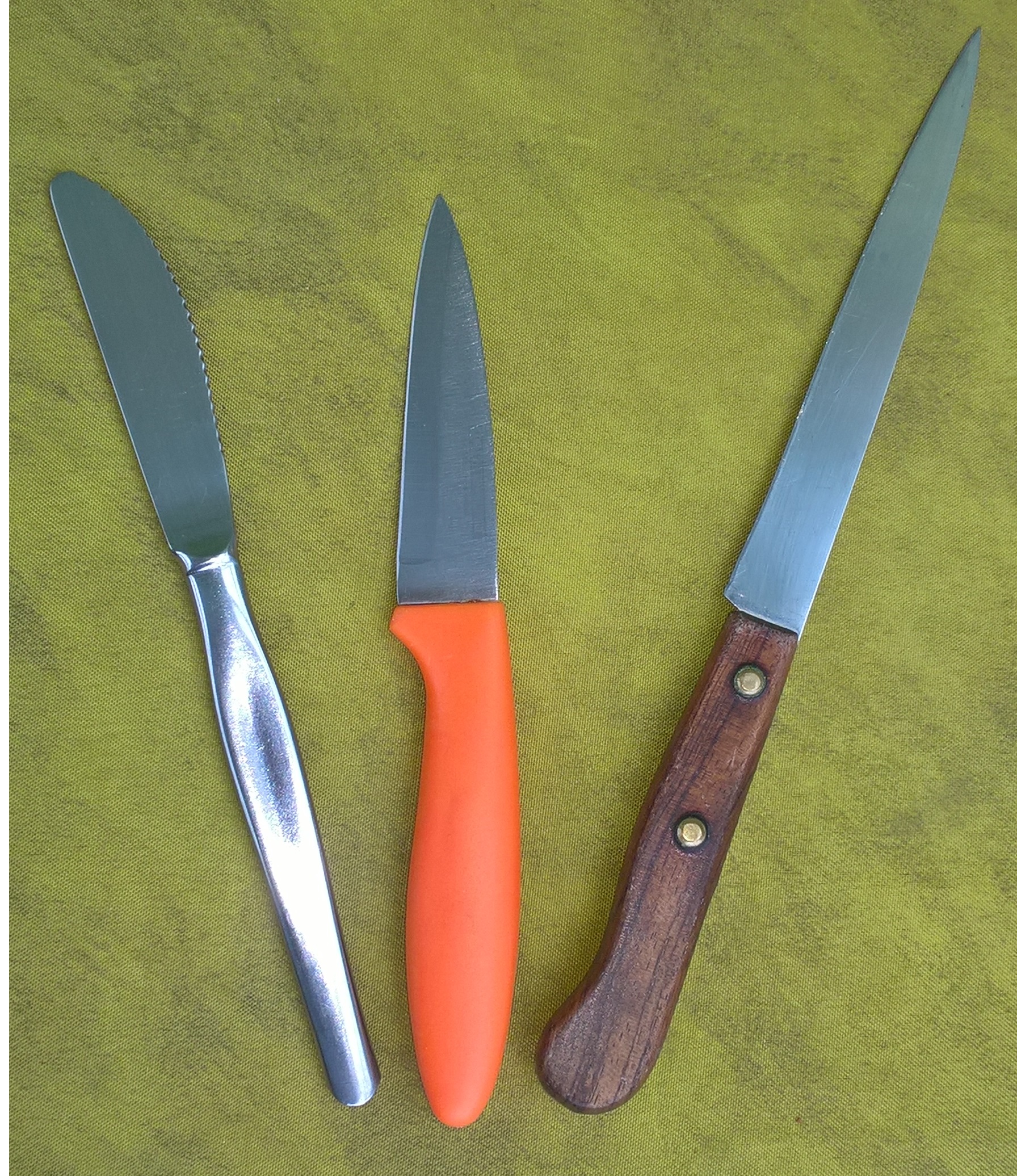 Couteaux de cuisine, lames et manches alignés
