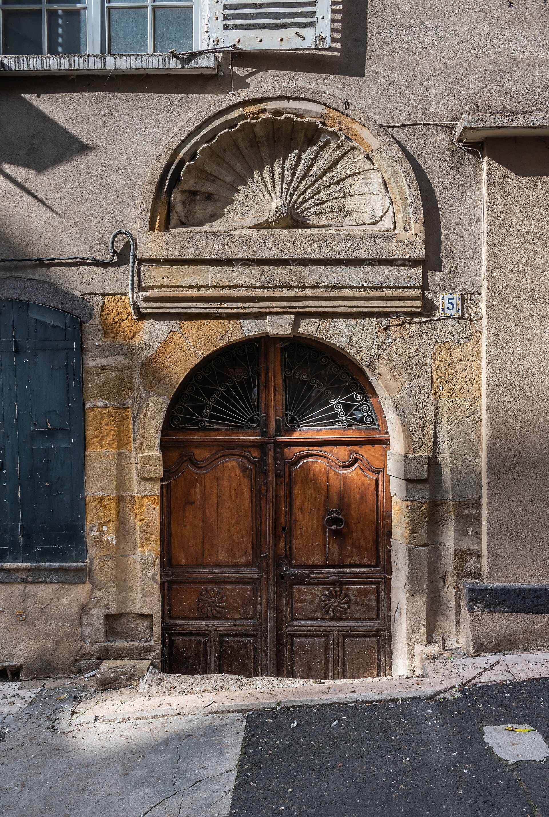 Rue de la Coutellerie à Thiers, façades anciennes